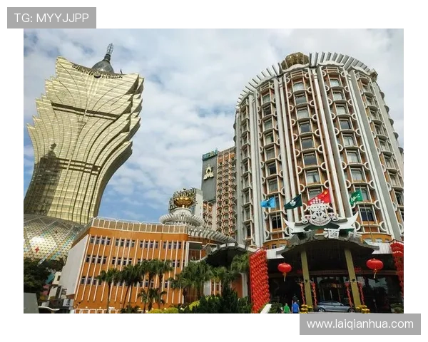 澳门带皇冠的大楼建筑风格独特，彰显豪华与尊贵的完美结合